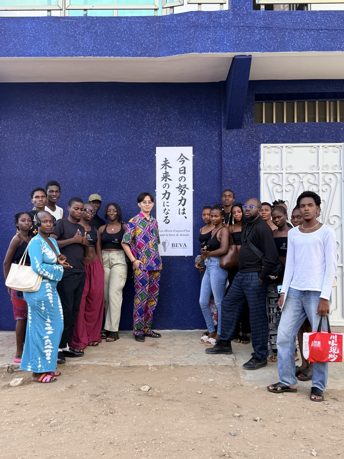 Les élèves devant le mur bleu de BEVA